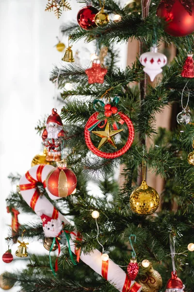 Μεγάλο Διακοσμητικό Χριστουγεννιάτικο Δέντρο Κόκκινα Και Χρυσά Στολίδια Σάντα Claus — Φωτογραφία Αρχείου