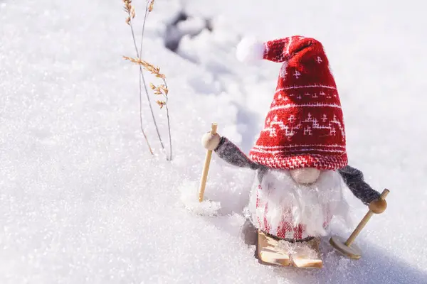 Noel Baba Cüce Cüce Cüce Noel 'de karda koşuyor.