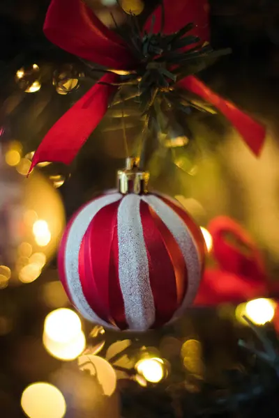Κόκκινο Και Λευκό Διακοσμητικό Χριστουγεννιάτικο Blub Θολή Φόντο — Φωτογραφία Αρχείου