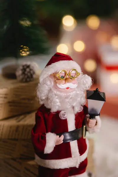 Noel Baba bulanık arka planda oturuyor Noel cüceleri resimleri