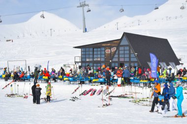 Gudauri, Gürcistan - 25 Mart 2022: İki polis devriyesi Gudauri kayak merkezinde kayak asansörüne başparmak kaldırdı. Dağlarda güvenlik ve acil yardım