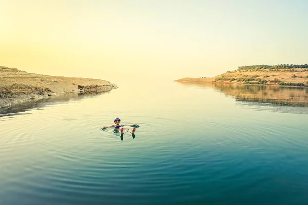 관광객들은 요르단에서 즐거운 휴가를 보내고 호숫가 속에서 — 스톡 사진