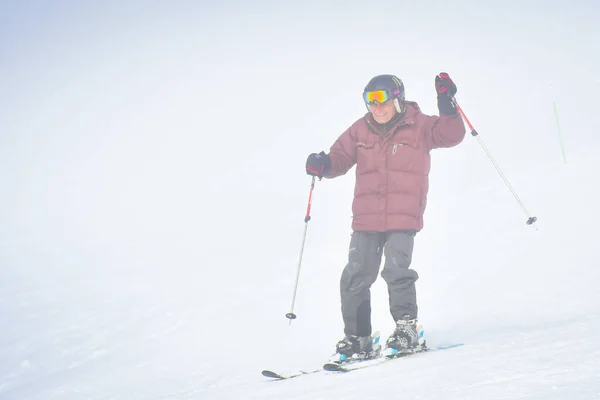 グドーリ ジョージア州 2022年3月25日 冬のスキーリゾートでの雪の条件で興奮した高齢者の冒険的な白人スキー — ストック写真