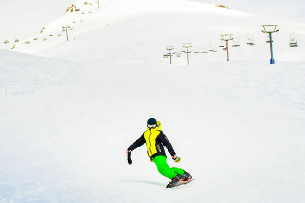 グドーリ ジョージア州 2022年2月25日 スキー場の寒い冬の条件でヘルメットや手袋なしでスタイリッシュな斜面フロントビューの白人少年スノーボード — ストック写真