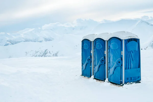 Três Banheiros Azuis Portáteis Para Esquiadores Clientes Estância Esqui Topo — Fotografia de Stock