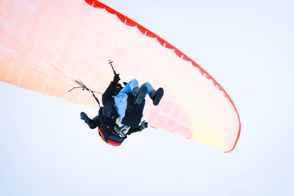 在视觉导师的指导下 游客在拍摄冬季古道里滑雪胜地的天气状况时 与游客一起做滑翔伞动作 — 图库照片