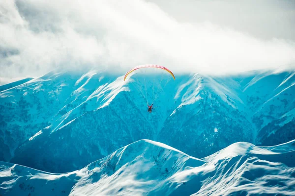 Gudauri Χιονοδρομικό Πανόραμα Θέρετρο Δύο Paragliders Υψηλό Στον Αέρα Κατά — Φωτογραφία Αρχείου