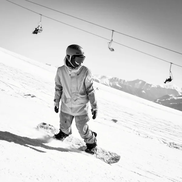 Snowboardzista Stoku Szybko Schodzi Tłem Gór Czarno Biały Fotografia Sportowa — Zdjęcie stockowe