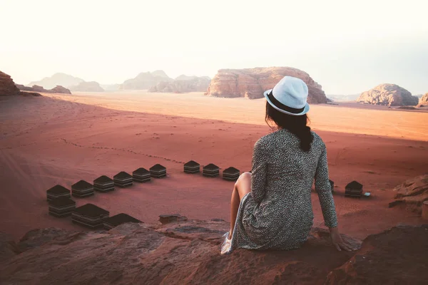 Woman Tourist Dress Sit Cliff Viewpoint Sunset Wadi Rum Desert — Stock Photo, Image