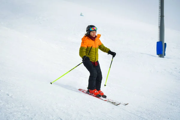 グドーリ ジョージア州 2022年3月25日 中高年の冒険的な白人女性スキーは 休暇中に冬のスキーリゾートの雪の条件に興奮して下り坂 — ストック写真