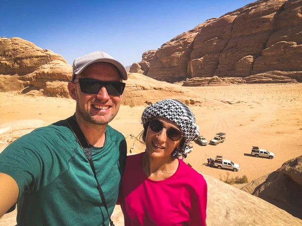 Kaukasisches Touristenpaar Fotografiert Sich Mit Smartphone Aussichtspunkt Der Wüste Wadi — Stockfoto