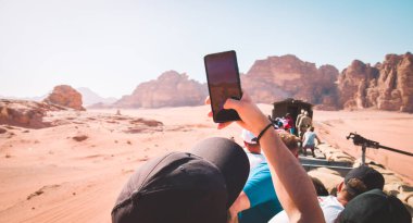 Wadi Rum, Ürdün - 5 Ekim 2022: 1916 'dan Hijaz tren turist macerası deneyimi. Büyük Arap isyan savaşçıları vadi romunda saldırıyor. Popüler aktiviteler Jordan