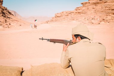 Wadi Rum, Ürdün - 5 Ekim 2022: Büyük Arap isyan savaşçıları yeni Hijaz tren macerası deneyimi üzerine vadi romunda saldırıya uğradı. Popüler yeni faaliyetler Jordan