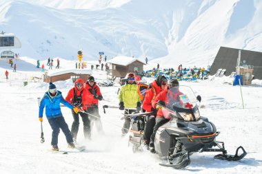 Gudauri, Gürcistan - 15 Şubat 2022: Kışın kayak merkezinde antrenman yapan kayak kurtarma ekibi iyi eğlenceler. Dışarıda kar aracı kurtarma ekibi var.