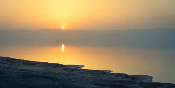 Naturskön Panoramautsikt Över Den Döda Havskusten Dimmig Kväll Vid Solnedgången — Stockfoto