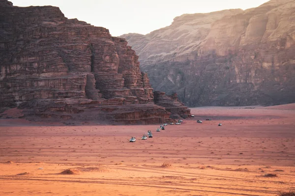 Ландшафт Wadi Rum Лінією Автомобілів 4Wd Їздять Заходу Сонця Організований — стокове фото
