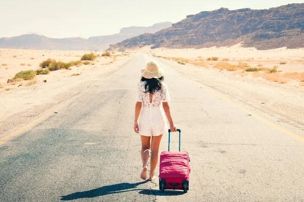 Toeristische Vrouw Lopen Slepen Roze Bagage Koffer Gaan Reizen Rond — Stockfoto