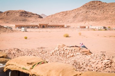 Wadi Rum, Ürdün - 5 Ekim 2022: Büyük Arap isyan savaşçıları yeni Hijaz tren macerası deneyimi üzerine vadi romunda saldırıya uğradı. Popüler yeni faaliyetler Jordan