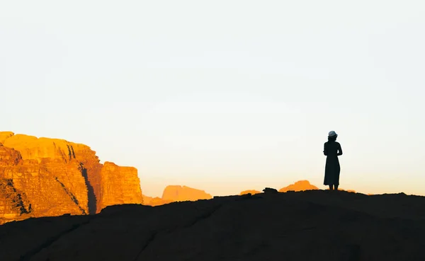 Silhouette Tourist Woman Cliff Greet Sunrise Jordan Desert Wadi Rum — Stock Photo, Image
