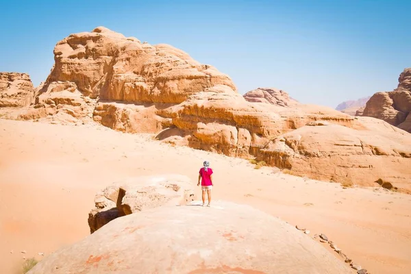 Dziewczyna Stoisko Turystyczne Słynnym Moście Łukowym Wadi Rum Pustyni Pozować — Zdjęcie stockowe