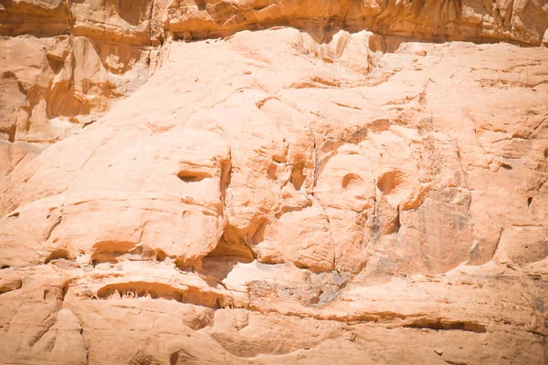 瓦迪朗姆酒砂岩岩石的形成与岩石上的自然象征人物相似的星战人物 瓦迪朗姆酒沙漠的月亮拍摄地点著名电影 — 图库照片