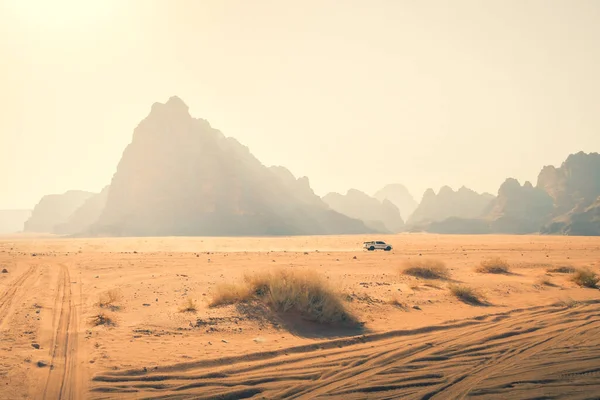 4Wd Jazdy Pojazdu Safari Zwiedzanie Wadi Rum Pass Filary Mądrości — Zdjęcie stockowe