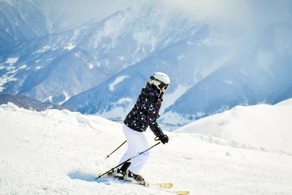 Vrouwelijke Beginner Skiër Afdaling Schilderachtige Kaukasus Bergen Steile Afdaling Solo — Stockfoto