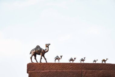 Petra, Ürdün - 7 Ekim 2022: Çeşitli boyutlarda metal figürler geldi hediyelik eşya dükkanının yanındaki karavanda durdular