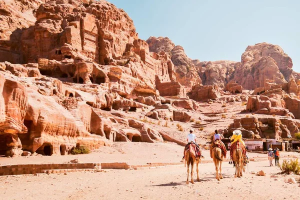 Miejscowy Arabski Przewodnik Turystyczny Mieście Petra Jeżdżący Wielbłądzie Turystami Grobowcach — Zdjęcie stockowe