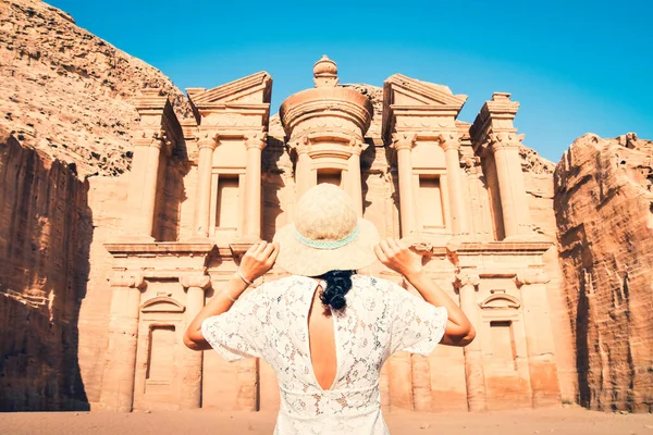 Caucasian Woman Tourist White Dress Hold Her White Hat Pose — Stock Photo, Image