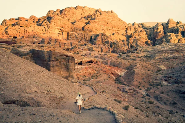 Kobieta Kaukascy Turyści Chodzić Ruinach Petra Słynnym Khazneh Skarb Państwa — Zdjęcie stockowe