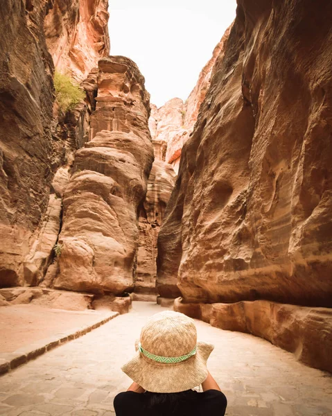 Touristen Petra Fotografieren Den Siq Die Enge Schlitzschlucht Die Als — Stockfoto