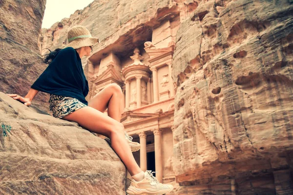 Kafkasyalı Turist Petra Antik Kentinde Otururken Hazine Veya Ürdün Ünlü — Stok fotoğraf