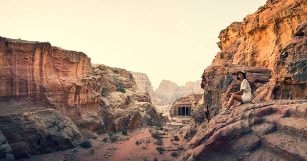 Turista Joven Caucásica Sentarse Sonreír Mientras Busca Bellas Tallas Petra —  Fotos de Stock