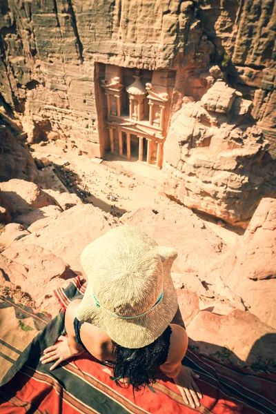 Caucasian Tourist Traveler Sitting Viewpoint Petra Ancient City Looking Treasury — Stock Photo, Image