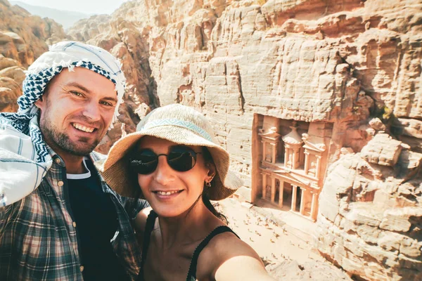 Glücklicher Kaukasier Urlaub Macht Reise Selfie Über Wunderbare Welt Petra — Stockfoto