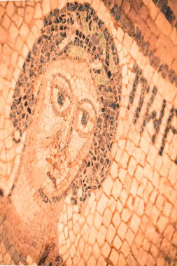 Petra, Ürdün - 7 Ekim 2022: İnsanlar Petra tarihindeki Bizans Kilisesi 'nin zemininde mozaik sanatla karşı karşıya.