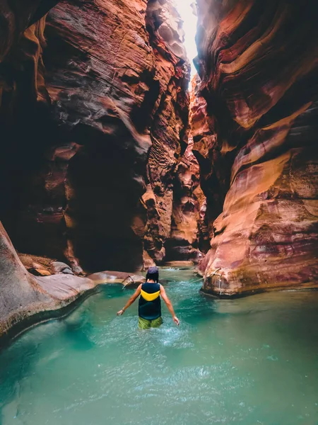 Žena Turistické Procházky Vodě Slavném Říčním Kaňonu Wadi Mujib Úžasných — Stock fotografie