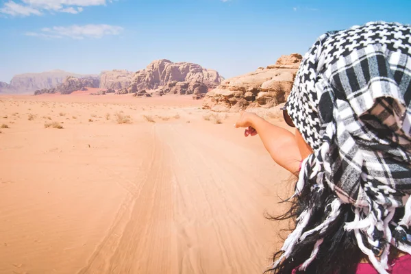 Retrovisore Donna Turista Stand Punto Osservazione Dito Wadi Rum Deserto — Foto Stock