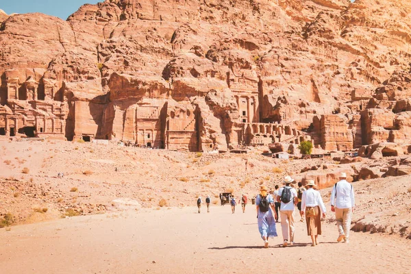 Group Friends Couple Tourist Walk Caves Tombs Ancient City Petra — Stock Photo, Image
