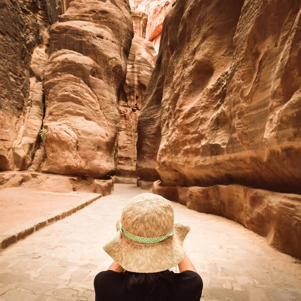 Tourist Petra Take Photograph Siq Narrow Slot Canyon Serves Entrance — Stock Photo, Image