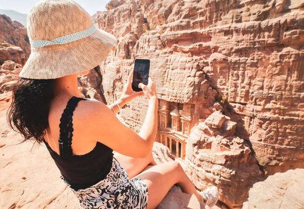 Wspaniała Biała Kobieta Turysta Siedzieć Punkt Widzenia Starożytnym Mieście Petra — Zdjęcie stockowe