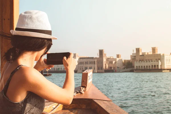 Tourist Στην Παραδοσιακή Βόλτα Σκάφος Abra Τραβήξτε Φωτογραφία Του Ντουμπάι — Φωτογραφία Αρχείου