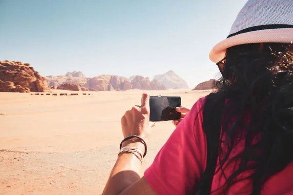 Weibliche Brünette Kaukasische Touristinnen Nehmen Das Bild Der Jordanischen Wüstenlandschaft — Stockfoto
