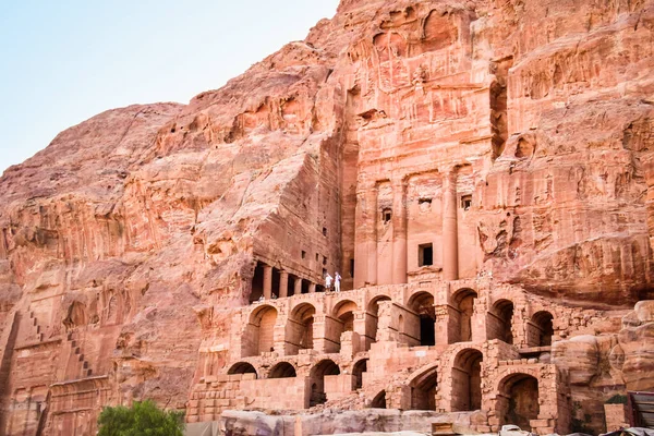 Touristen Stehen Neben Königlichen Gräbern Der Antiken Stadt Petra Jordanien — Stockfoto