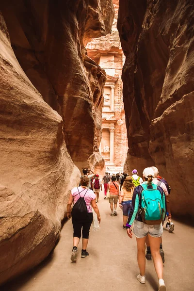 Tourists Walk Treasury Landmark Petra Siq Narrow Slot Canyon Serves — Stock Photo, Image