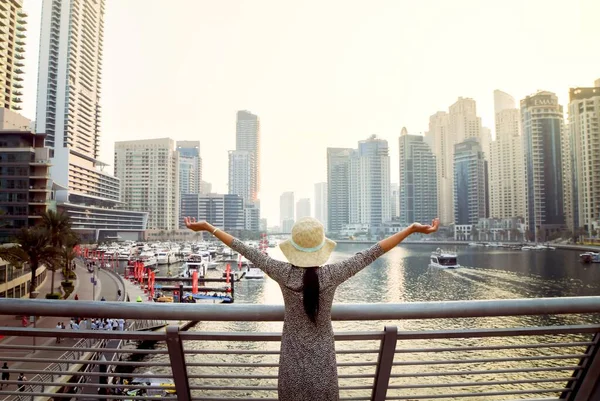 Dubaï Eau Octobre 2022 Une Touriste Excitée Lève Main Profite — Photo