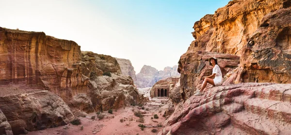 Turista Joven Caucásica Sentarse Sonreír Mientras Busca Bellas Tallas Petra —  Fotos de Stock