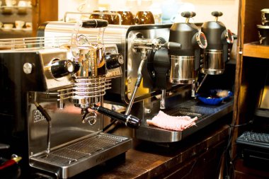 Dubai, BAE - 12 Ekim 2022: Dalla Corte kahve makinesi Dubai 'deki kahve müzesinde sergileniyor.