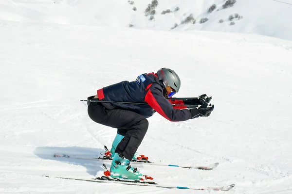 グドーリ ジョージア州 2022年1月24日 コーカシアの男性スキーインストラクターが初心者のスキーショーをスキーの楽しみ方を下り坂で教えています グルジアでのスキー休暇 — ストック写真